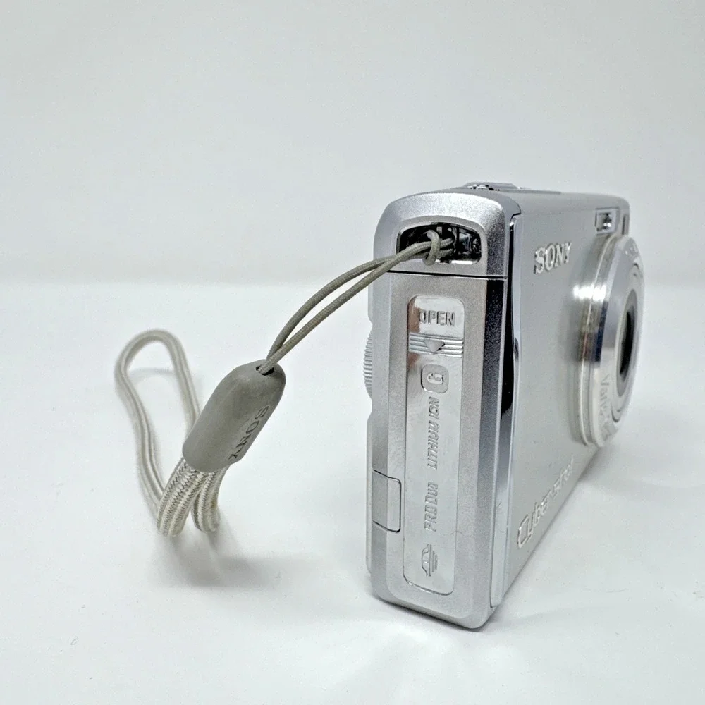 Sony CyberShot DSC-W200 Silver 2.1 MP Digital Camera Bundle with/Box